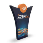 Ścianka reklamowa Crown z nadrukiem CRIF 25 Lat, unikalna ścianka na imprezy o nietypowym kształcie korony, system wystawienniczy Studio X Press, nowoczesna ścianka eventowa z okrągłym kasetonem, profesjonalna identyfikacja wizualna marki