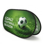 Owalny, tekstylny potykacz reklamowy typu Stowaway zaprezentowany na białym tle. Na materiale rozpiętym na elastycznym stelażu widnieje wysokiej jakości nadruk przedstawiający klasyczną czarno-białą piłkę nożną na soczyście zielonej trawie. Z lewej strony znajduje się duży, biały napis „GOAL! FOOTBALL SEASON”. W lewym górnym rogu grafiki umieszczono logo Latex Print.