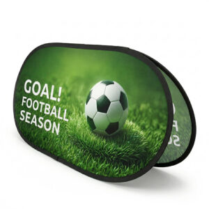 Owalny, tekstylny potykacz reklamowy typu Stowaway zaprezentowany na białym tle. Na materiale rozpiętym na elastycznym stelażu widnieje wysokiej jakości nadruk przedstawiający klasyczną czarno-białą piłkę nożną na soczyście zielonej trawie. Z lewej strony znajduje się duży, biały napis „GOAL! FOOTBALL SEASON”. W lewym górnym rogu grafiki umieszczono logo Latex Print.