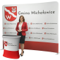 Profesjonalny zestaw wystawienniczy: biała tekstylna ścianka reklamowa z logo Gminy oraz dopasowana trybunka promocyjna