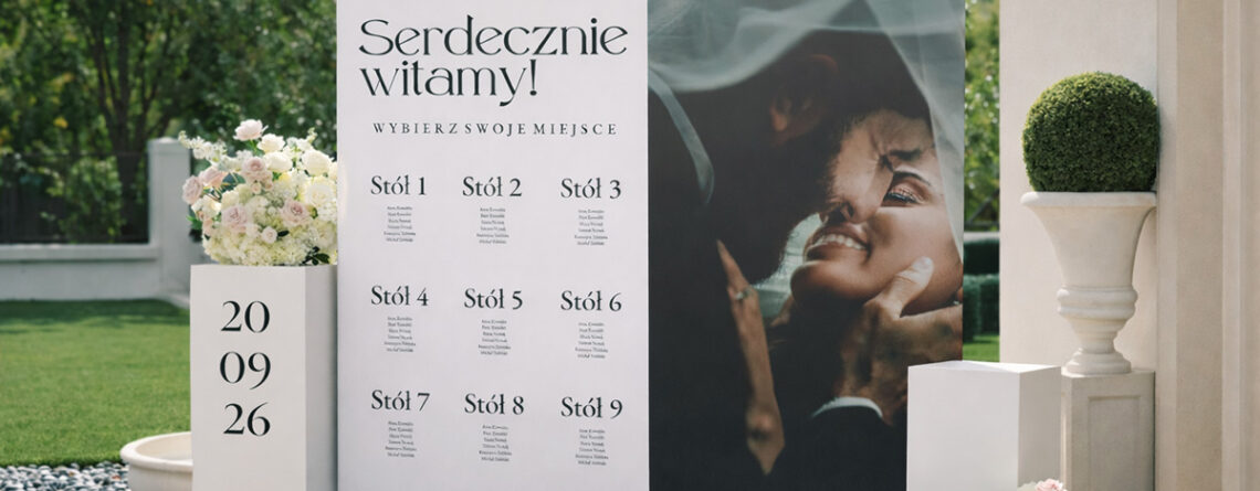 Plan stołów weselnych na ściance tekstylnej 240x230 cm ustawionej przy wejściu do sali weselnej z dekoracjami kwiatowymi