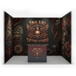 Projekt stoiska reklamowego o powierzchni 6m2 dla studia tatuażu Inkari. Na centralnej ścianie widnieje duże, miedziane logo z motywem czaszki i orła oraz napis „Tatuż Artystyczny & Autorski”. Ściany boczne zdobią grafiki w stylu klasycznego tatuażu: żaglowiec, kompas, pantera i czerwone róże. Przed stoiskiem znajduje się ciemna lada z logo.
