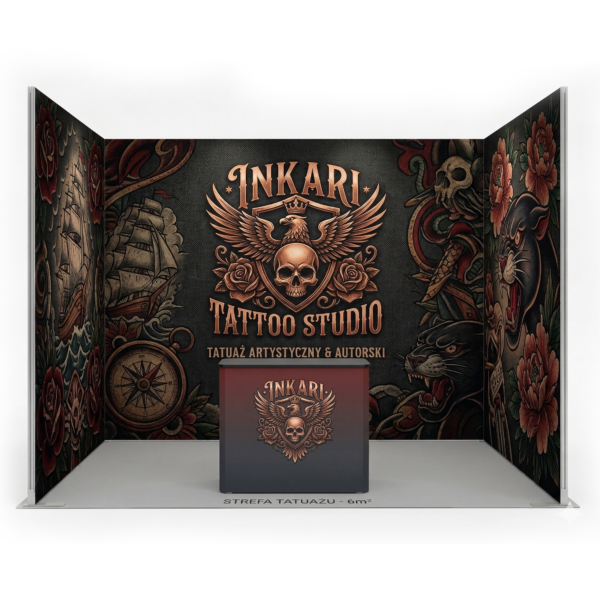 Projekt stoiska reklamowego o powierzchni 6m2 dla studia tatuażu Inkari. Na centralnej ścianie widnieje duże, miedziane logo z motywem czaszki i orła oraz napis „Tatuż Artystyczny & Autorski”. Ściany boczne zdobią grafiki w stylu klasycznego tatuażu: żaglowiec, kompas, pantera i czerwone róże. Przed stoiskiem znajduje się ciemna lada z logo.